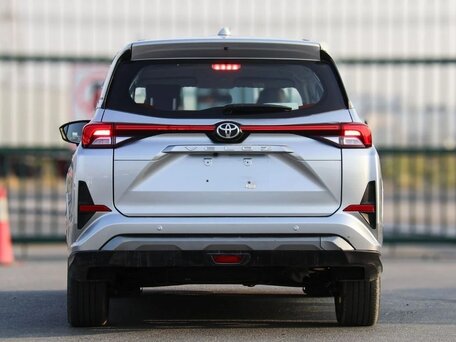 2023 Toyota Veloz, серебристый, 2250000 рублей, вид 3