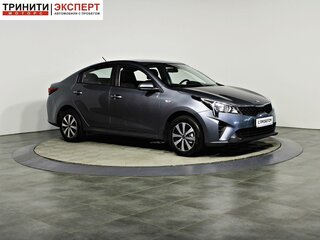 2020 Kia Rio IV Рестайлинг, серый, 1679000 рублей, вид 3
