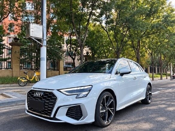 2021 Audi A3 Sportback 35 TFSI IV (8Y), белый, 2090000 рублей