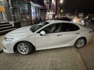 2019 Toyota Camry VIII (XV70), белый, 2799999 рублей, вид 3