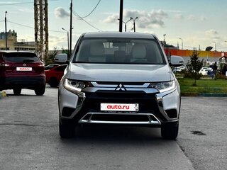 2020 Mitsubishi Outlander III Рестайлинг 3, белый, 2670000 рублей, вид 3