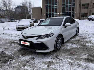 2021 Toyota Camry VIII (XV70) Рестайлинг, белый, 2090000 рублей, вид 1