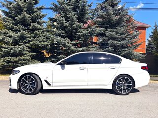 2020 BMW 5 серии 530i xDrive VII (G30/G31/G38) Рестайлинг, белый, 4490000 рублей, вид 4