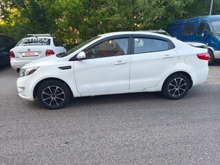 2013 Kia Rio 5-speed III, белый, 490000 рублей, вид 4