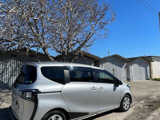 2021 Toyota Sienta II Рестайлинг, серебристый, 1700000 рублей, вид 5
