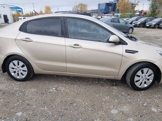 2013 Kia Rio 5-speed III, бежевый, 500000 рублей, вид 5