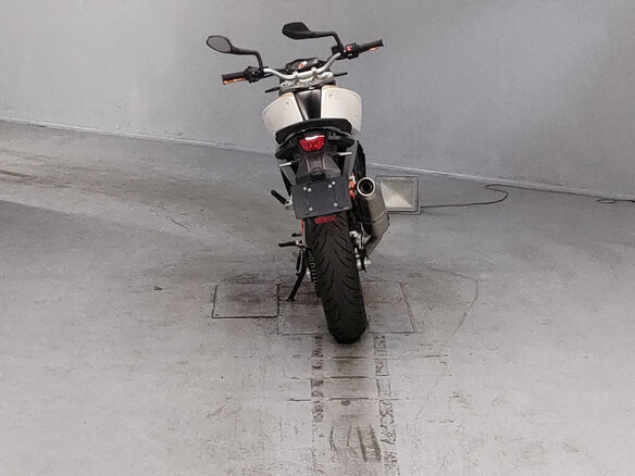 2014 KTM 690 Duke, белый - вид 3