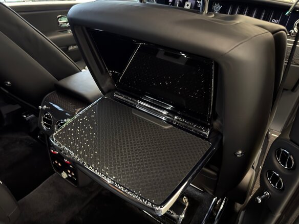 2025 Rolls-Royce Cullinan Black Badge I Рестайлинг (Series II), чёрный, 67900000 рублей - вид 18