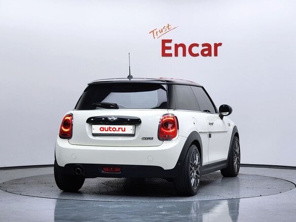 2017 Mini Hatch Cooper III (F55/F56), белый, 1590000 рублей - вид 3