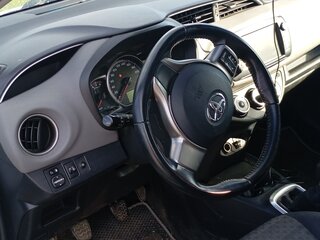 2016 Toyota Yaris III Рестайлинг, белый, 990000 рублей, вид 4