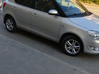 2013 Skoda Fabia II Рестайлинг, серебристый, 650000 рублей, вид 5