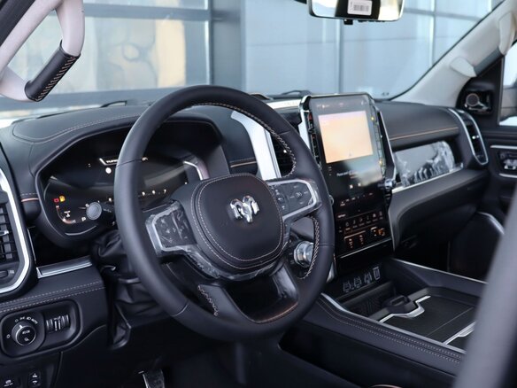 2026 Ram 1500 Crew Cab V Рестайлинг, красный, 12590000 рублей - вид 2