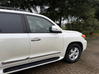 2013 Toyota Land Cruiser 200 Series Рестайлинг 1, белый, 3300000 рублей, вид 3