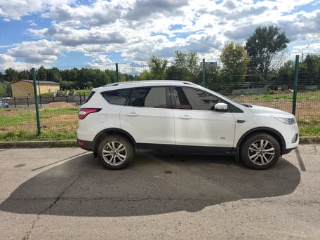 2018 Ford Kuga II Рестайлинг, белый, 1350000 рублей, вид 2