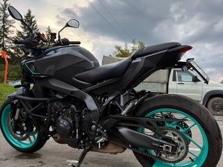 2024 Yamaha MT-09 (FZ-09), серый, 1320000 рублей, вид 4