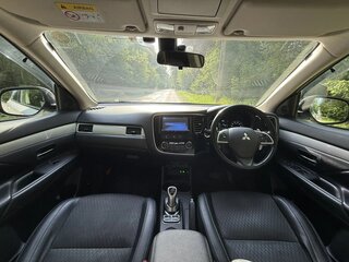 2014 Mitsubishi Outlander PHEV III Рестайлинг, белый, 1600000 рублей, вид 5