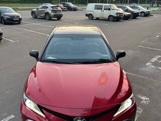 2021 Toyota Camry VIII (XV70) Рестайлинг, красный, 2880000 рублей, вид 3