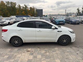 2015 Kia Rio III Рестайлинг, белый, 900000 рублей, вид 3