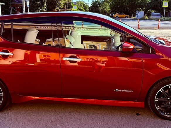 2017 Nissan Leaf II (ZE1), красный, 1990000 рублей - вид 8