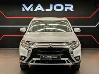 2020 Mitsubishi Outlander III Рестайлинг 3, белый, 2450000 рублей, вид 2
