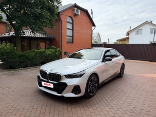 2024 BMW 5 серии 530i xDrive VIII (G60/G61/G68), белый, 6650000 рублей, вид 1