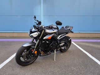 2025 Triumph Street Triple, серый, 1390000 рублей, вид 4