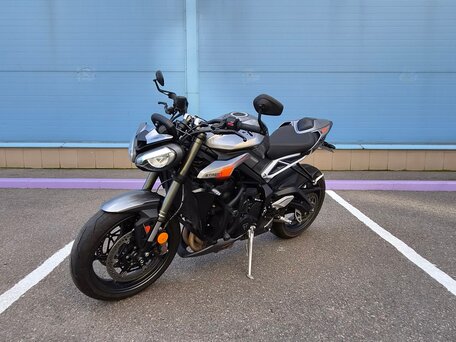 2025 Triumph Street Triple, серый, 1390000 рублей, вид 4