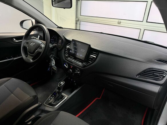 2021 Hyundai Solaris II Рестайлинг, серебристый, 1375000 рублей - вид 17