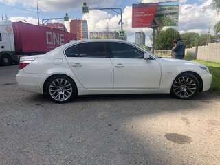 2008 BMW 5 серии 525i V (E60/E61) Рестайлинг, белый, 1400000 рублей, вид 4