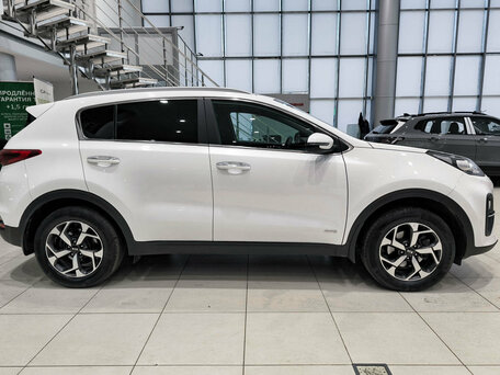 2021 Kia Sportage IV Рестайлинг, белый, 1950000 рублей, вид 4