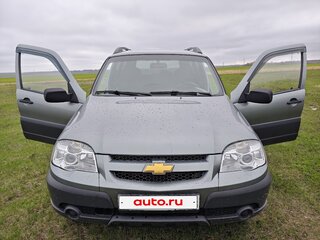 2011 Chevrolet Niva I Рестайлинг, серебристый, 485000 рублей, вид 1