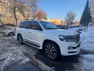 2017 Toyota Land Cruiser 200 Series Рестайлинг 2, белый, 6400000 рублей, вид 5