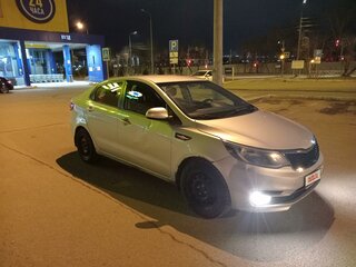 2017 Kia Rio III Рестайлинг, серебристый, 600000 рублей, вид 4