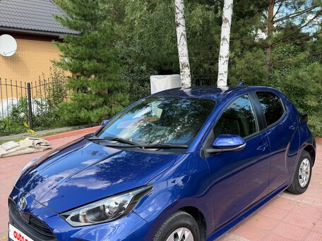 2022 Toyota Yaris IV, фиолетовый, 1300000 рублей, вид 2