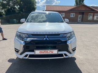 2018 Mitsubishi Outlander PHEV III Рестайлинг 3, белый, 2800000 рублей, вид 3