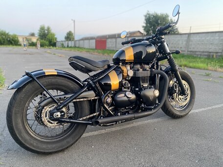2020 Triumph Bonneville Bobber, чёрный, 950000 рублей, вид 3