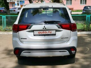 2020 Mitsubishi Outlander III Рестайлинг 3, белый, 2000000 рублей, вид 2
