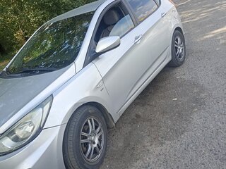 2012 Hyundai Solaris I, серебристый, 700000 рублей, вид 4
