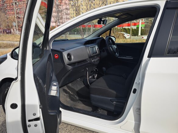 2016 Toyota Vitz III (XP130) Рестайлинг, белый, 900000 рублей - вид 8