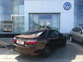 2018 Toyota Camry VII (XV50) Рестайлинг 2, коричневый, 2400000 рублей, вид 3