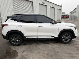 2023 Kia Seltos I Рестайлинг, белый, 1840000 рублей, вид 4