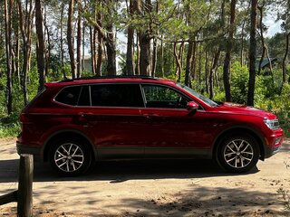 2019 Volkswagen Tiguan Allspace II, красный, 2400000 рублей, вид 4