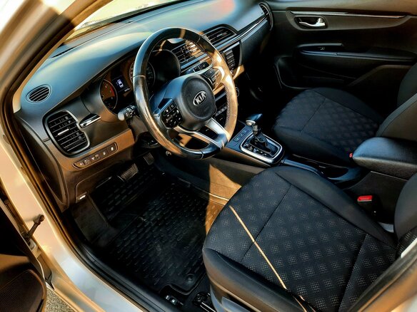 2017 Kia Rio IV, серебристый, 1195000 рублей - вид 12