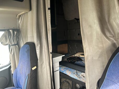 2002 Volvo VNL, белый, 1100000 рублей, вид 5
