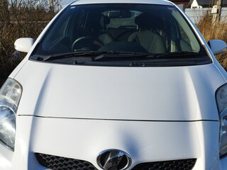 2010 Toyota Vitz II (XP90), белый, 629000 рублей, вид 1