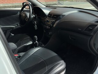 2014 Hyundai Solaris I Рестайлинг, белый, 650000 рублей, вид 4