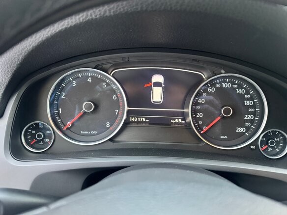 2011 Volkswagen Touareg II, серебристый, 2000000 рублей - вид 13