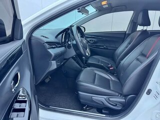 2022 Toyota Yaris IV, белый, 1140000 рублей, вид 5