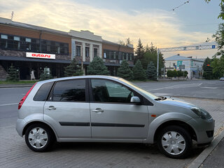 2006 Ford Fiesta Mk5, серебристый, 390000 рублей, вид 2