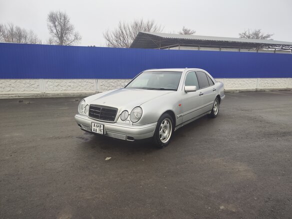 1998 Mercedes-Benz E-Класс 240 II (W210, S210), серебристый, 400000 рублей - вид 2